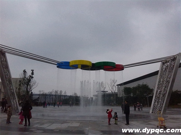 泸州奥林匹克体育公园五环喷泉游客互动