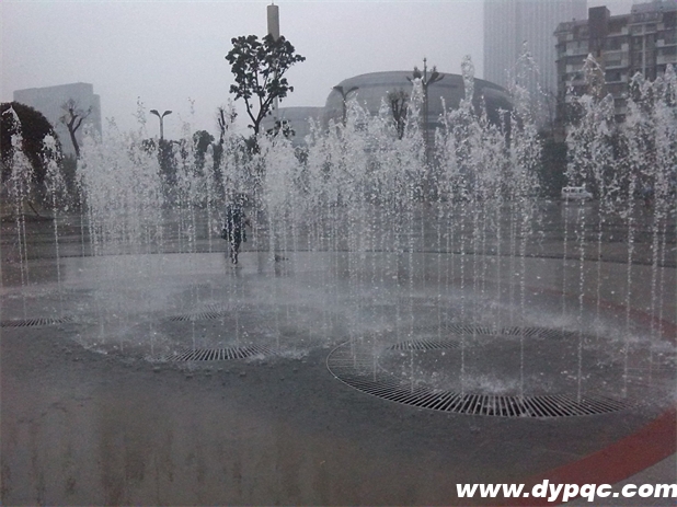 泸州奥林匹克体育公园五环旱喷泉实拍图