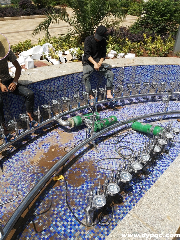 红果休闲广场喷泉施工现场照片 红果休闲广场喷泉施工现场照片