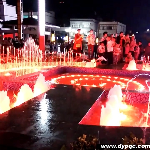 红果休闲广场孔雀开屏及江枫渔火喷泉实景图 红果休闲广场孔雀开屏及江枫渔火喷泉实景图