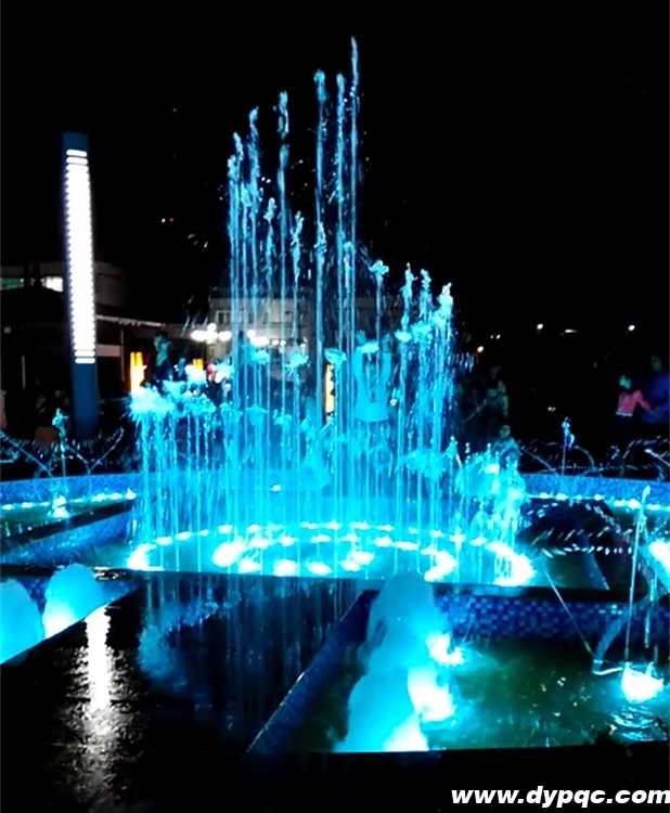 红果休闲广场步步高升喷泉实景图 红果休闲广场步步高升喷泉实景图