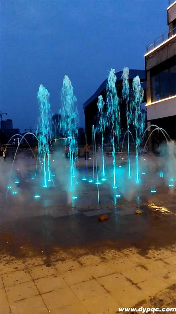 西充鹭岛财富天街波光跳泉实景图 西充鹭岛财富天街波光跳泉实景图