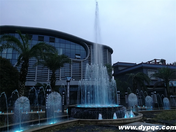四川乐山建鑫公司入口组合喷泉实拍图