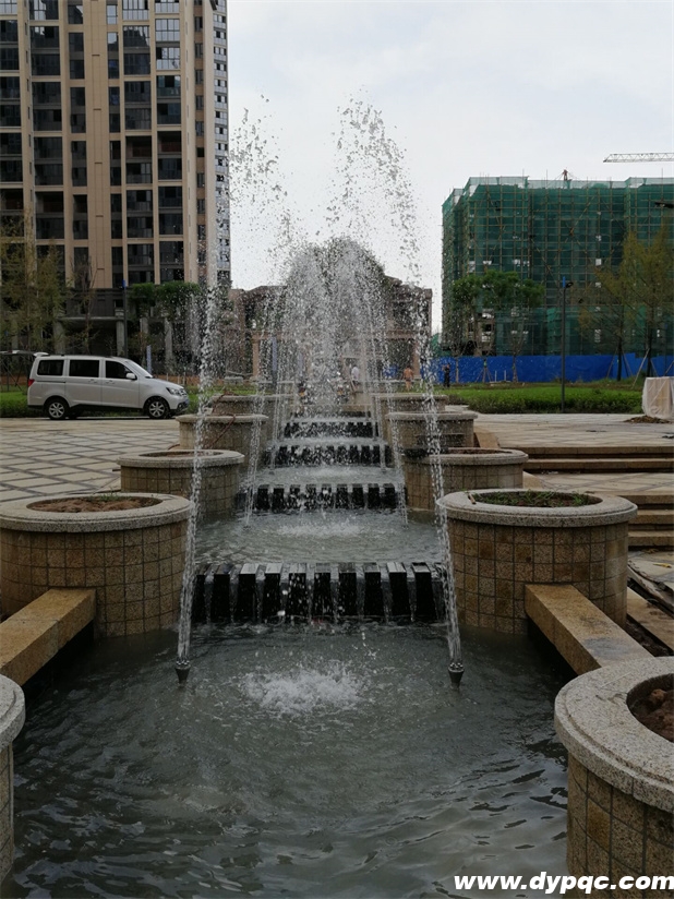 四川隆昌隆城一号小区入口水景现场实拍 四川隆昌隆城一号小区入口水景现场实拍