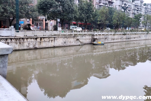 信步桥原受损喷泉设备