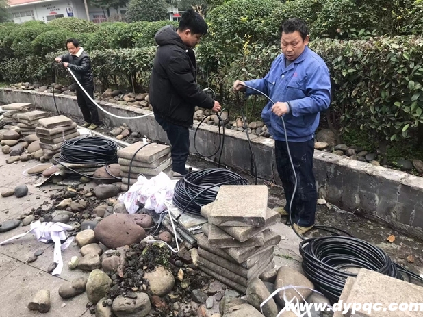 珙县政府广场线缆维修施工现场 珙县政府广场线缆维修施工现场