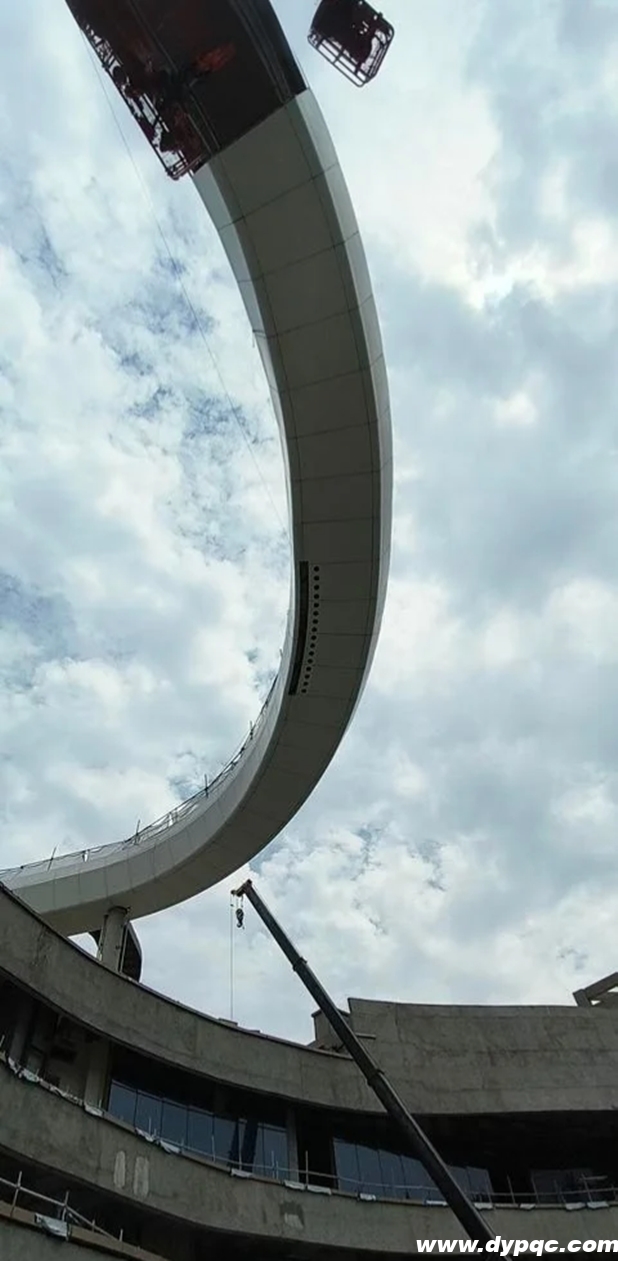 上海曹路招商花园拉线水帘天空环道施工现场 上海曹路招商花园拉线水帘天空环道施工现场