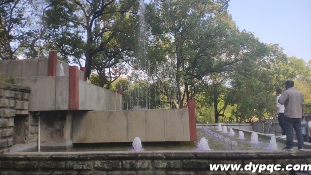 自贡彩灯博物馆水景喷泉侧面实拍 自贡彩灯博物馆水景喷泉侧面实拍