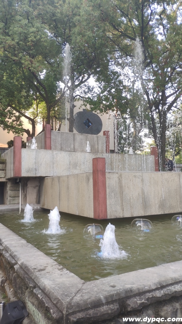 自贡彩灯博物馆水景喷泉正面实拍 自贡彩灯博物馆水景喷泉正面实拍