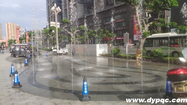 绵阳华禧首座北门新天地音乐喷泉现场实拍 绵阳华禧首座北门新天地音乐喷泉现场实拍
