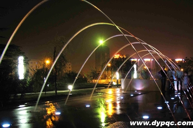 市政广场波光泉夜间实景 市政广场波光泉夜间实景