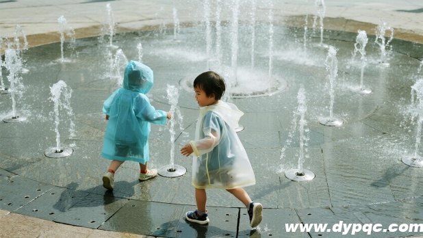 孩童追逐水柱嬉戏 孩童追逐水柱嬉戏