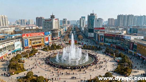 广场喷泉吸引人群聚集 广场喷泉吸引人群聚集