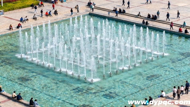 清澈水池隐约可见排列整齐喷头阵列