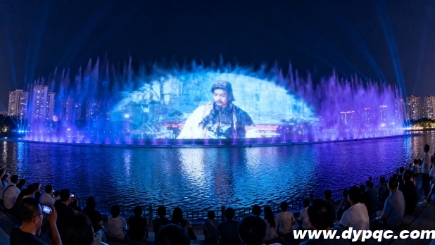 湖面水幕投影着巨型影像 湖面水幕投影着巨型影像