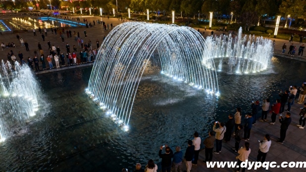 波光泉群组吸引众多市民驻足观看 波光泉群组吸引众多市民驻足观看