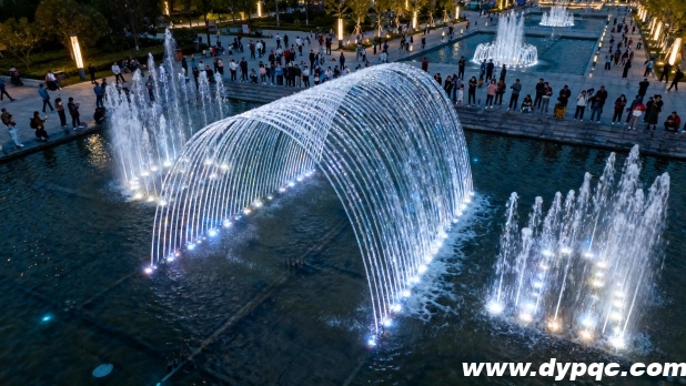 城市广场波光泉群组夜景 城市广场波光泉群组夜景
