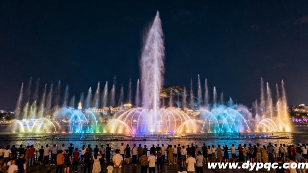 众多市民与游客在岸边观赏壮丽的音乐喷泉表演 众多市民与游客在岸边观赏壮丽的音乐喷泉表演