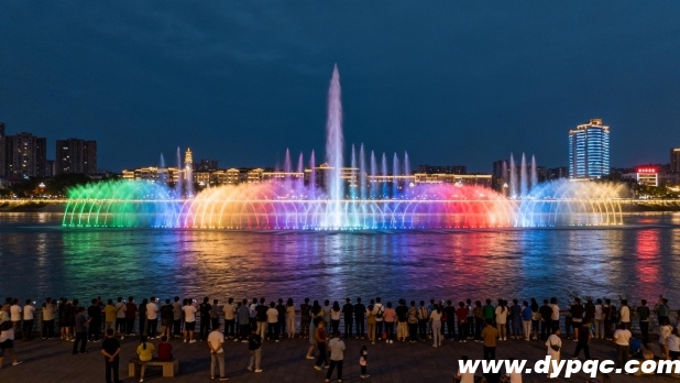 五彩斑斓的水柱随音乐节奏起伏 五彩斑斓的水柱随音乐节奏起伏