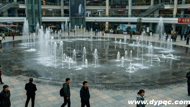 商业广场散乱的水柱人群失望离开 商业广场散乱的水柱人群失望离开