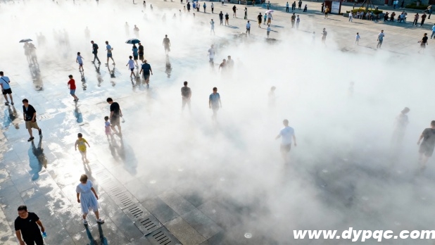 旱喷广场在夏日午后开启雾森模式 旱喷广场在夏日午后开启雾森模式