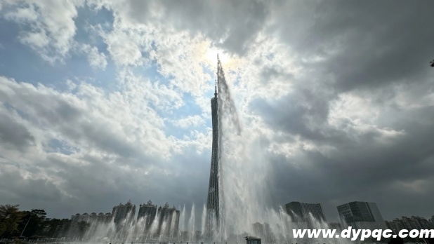 音乐喷泉主喷构成城市天际线 音乐喷泉主喷构成城市天际线