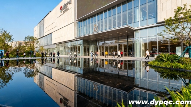 大型商业综合体前的镜面水景 大型商业综合体前的镜面水景