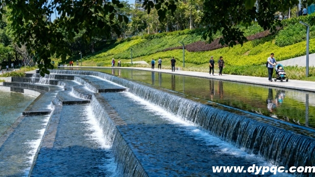 叠水喷泉与休闲步道自然衔接 叠水喷泉与休闲步道自然衔接
