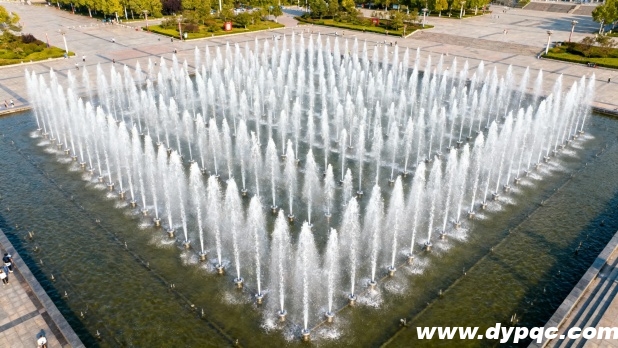 矩阵喷泉形成整齐壮观的水幕 矩阵喷泉形成整齐壮观的水幕