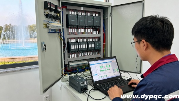 工程师对PLC控制柜进行接线及调试 工程师对PLC控制柜进行接线及调试