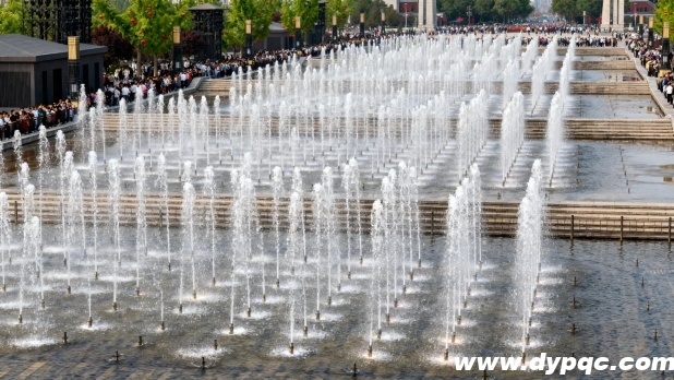 市政广场的大型程控喷泉 市政广场的大型程控喷泉