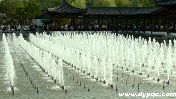 数码跑泉整齐跑动形成壮观的水幕矩阵 数码跑泉整齐跑动形成壮观的水幕矩阵