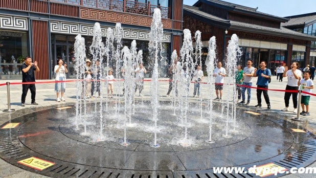 商业广场上的互动呐喊喷泉 商业广场上的互动呐喊喷泉