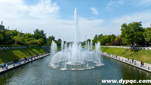 两岸绿植茂密的城市河道喷泉日景 两岸绿植茂密的城市河道喷泉日景